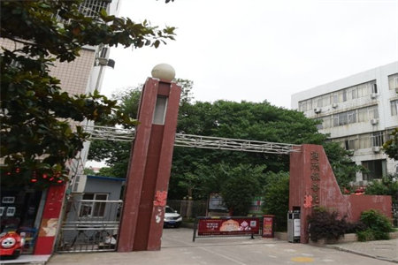 南燕都二楼136平三室精装带车库储藏室129万可按揭
